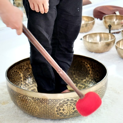 LIỆU PHÁP CHỮA LÀNH BẰNG LUÂN XA GỐC