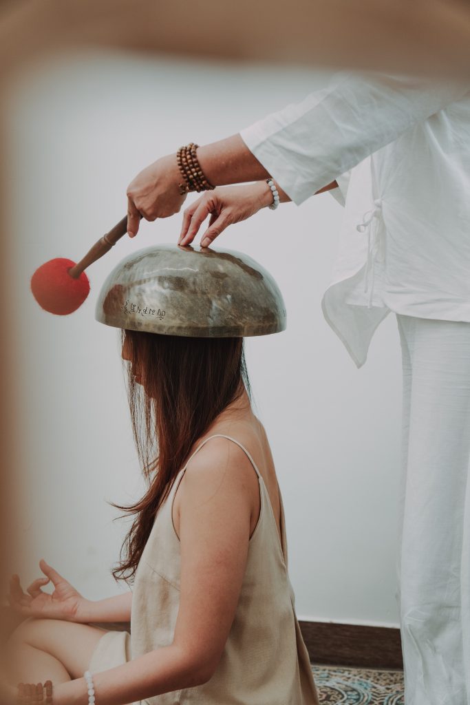 Liệu pháp Head Singing Bowl.